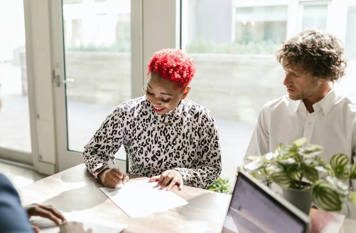 Un couple signe un contrat pour une assurance construction.